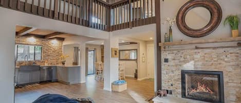 Téléviseur, foyer, lecteur de DVD, livres