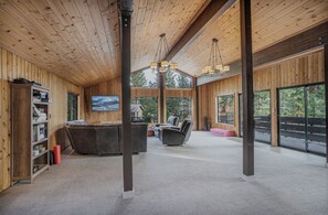 Lobby - Deck, Bonus Room, Updated Finishes (Kings Beach)