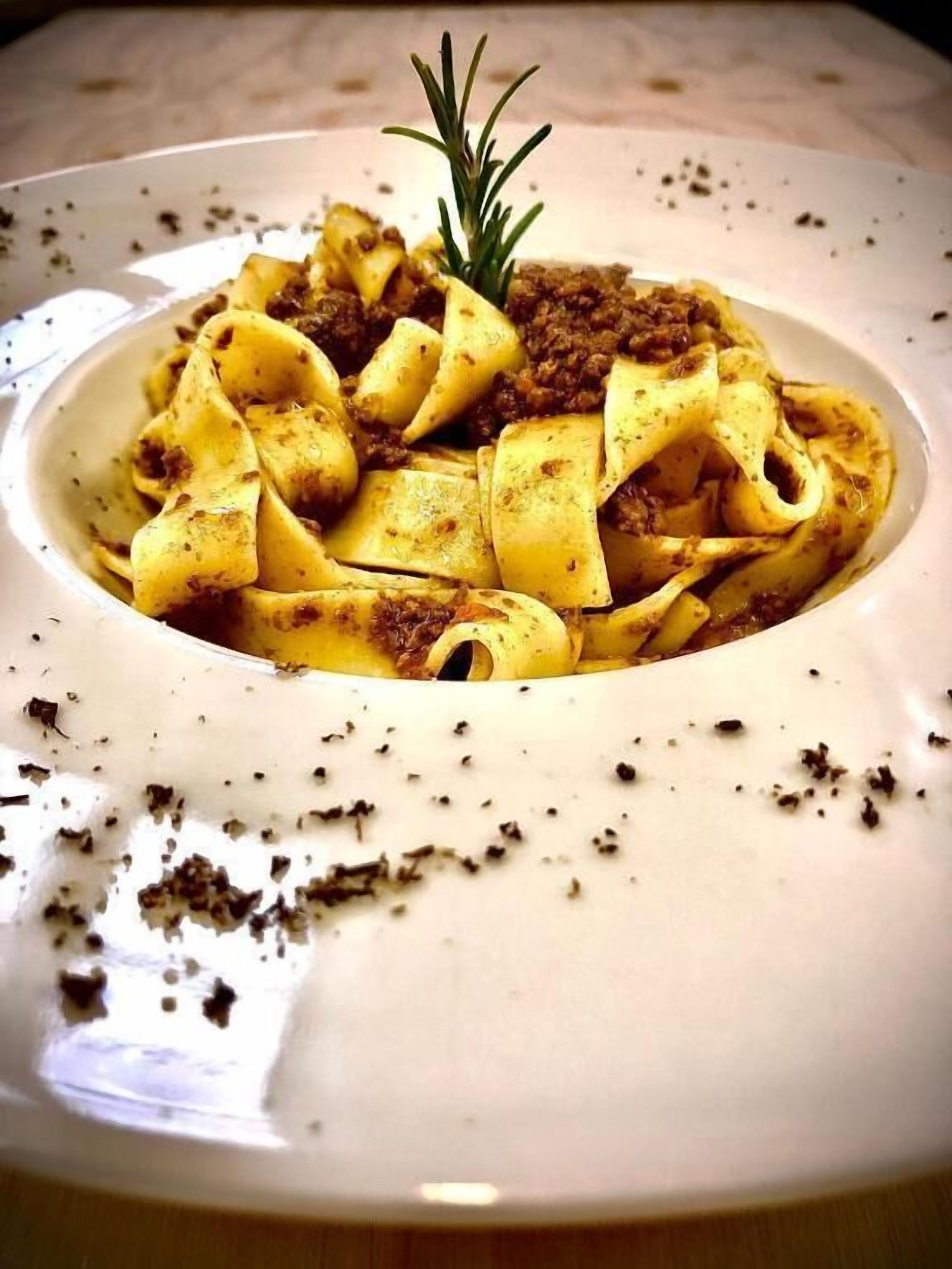Un piatto di pasta con guarnizione.