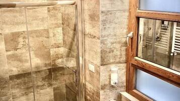 Haartrockner, Bademäntel, Handtücher, Seife