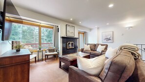 Smart TV, fireplace, books - Pet-Friendly & Spacious. Modern Mountain Home near The Village and Shuttle! (Mammoth Lakes)