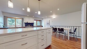 Dining - Pet-Friendly & Spacious. Modern Mountain Home near The Village and Shuttle! (Mammoth Lakes)