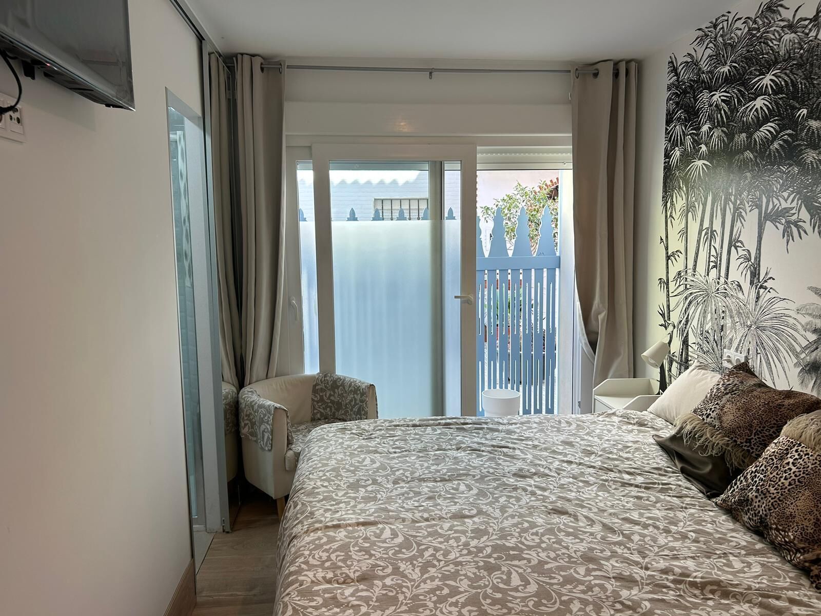 1 slaapkamer, een strijkplank/strijkijzer, wifi, beddengoed