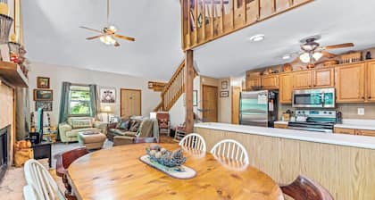 Jubilee Creekside Cottage – Enjoy the Creek, Hot Tub and Outdoor Fire Pit