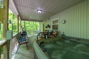 Outdoor dining - Jubilee Creekside Cottage – Enjoy the Creek, Hot Tub and Outdoor Fire Pit (Sautee Nacoochee)