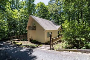 Exterior - Jubilee Creekside Cottage – Enjoy the Creek, Hot Tub and Outdoor Fire Pit (Sautee Nacoochee)