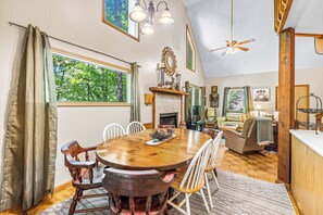Dining - Jubilee Creekside Cottage – Enjoy the Creek, Hot Tub and Outdoor Fire Pit (Sautee Nacoochee)