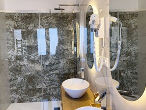 Chambre Triple Confort, balcon | Salle de bain