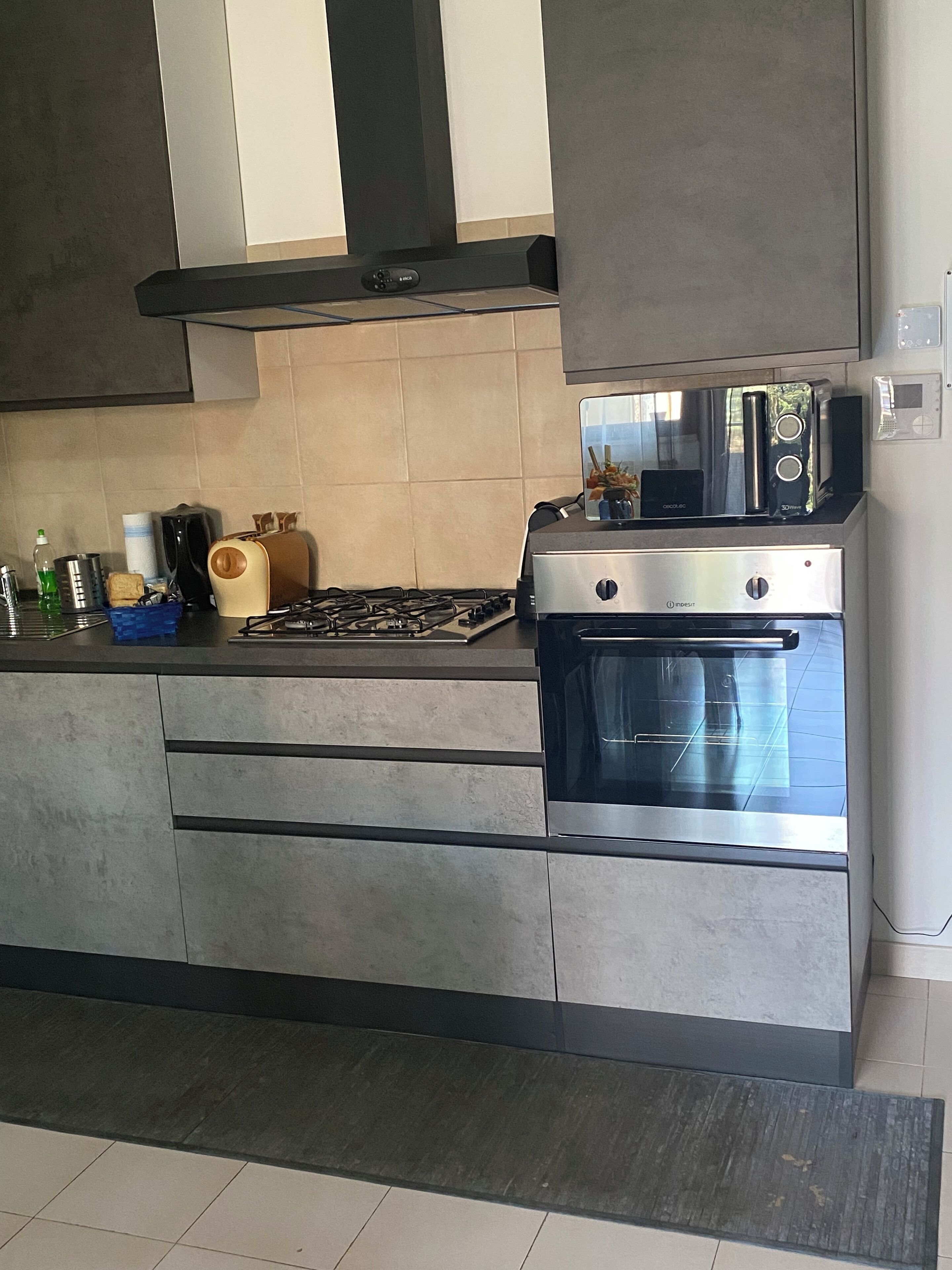 Frigorifero, microonde, forno, piano cottura