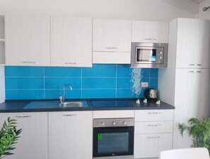 Kjøleskap, mikrobølgeovn, ovn og kokeplater