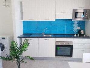 Kjøleskap, mikrobølgeovn, ovn og kokeplater