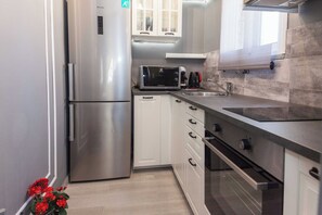 Kjøleskap, mikrobølgeovn, ovn og kokeplater