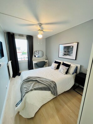 1 slaapkamer, een strijkplank/strijkijzer, wifi, beddengoed