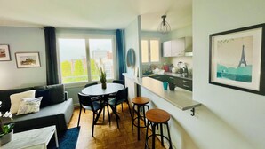A modern apartment with a dining area, kitchen, and living room. - Entire rental unit in Maisons-Alfort, France (Maisons-Alfort)