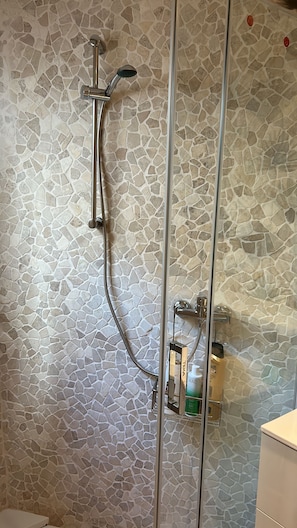 Dusche, Handtücher, Seife, Shampoo