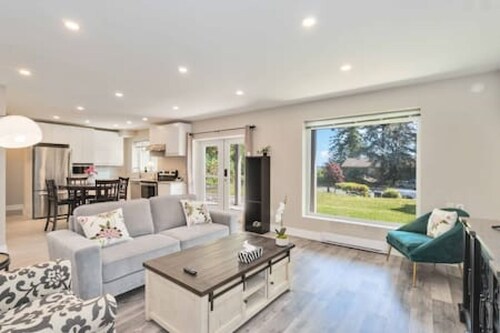 3BR Charming home in Surrey!