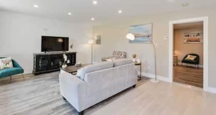 3BR Charming home in Surrey!