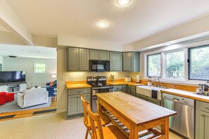 House (3 Bedrooms) | Interior - Charming Union Pier Home w/ Deck: Half-mi to Beach (Union Pier)