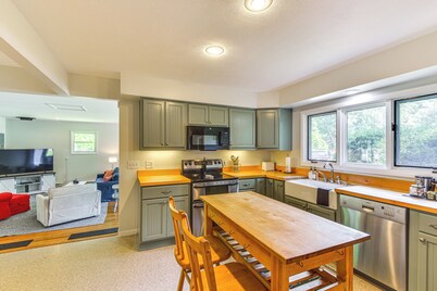 Charming Union Pier Home w/ Deck: Half-mi to Beach