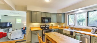 Charming Union Pier Home w/ Deck: Half-mi to Beach