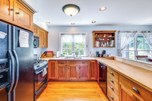 Lakefront New London Retreat w/ Dock & Hot Tub!