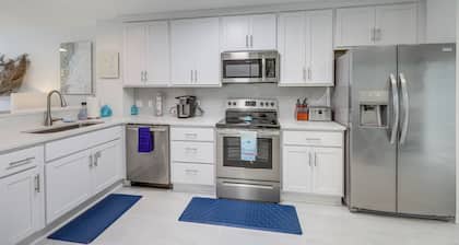 Fernandina Beach Townhome w/ Patio: Walk to Beach!