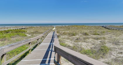 Fernandina Beach Townhome w/ Patio: Walk to Beach!
