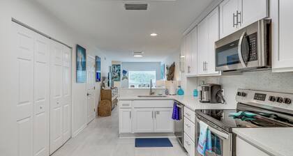 Fernandina Beach Townhome w/ Patio: Walk to Beach!