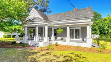 Cottage (2 Bedrooms) | Front of property