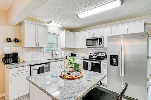 Private Hot Tub & Cold Plunge: Fayetteville Gem!