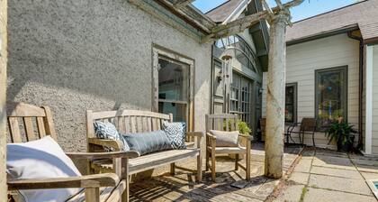 Beautiful & Historic Cottage, Steps to Elm Park