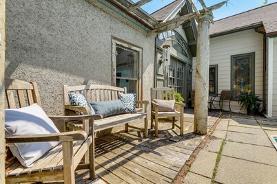 Beautiful & Historic Cottage, Steps to Elm Park