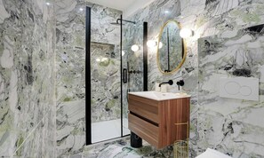 Shower, hair dryer, towels, soap - AN IDEAL PARISIAN ESCAPE AT RUE DE RIVOLI ELEGANCE- LE MARAIS 200 SM2 (Paris)