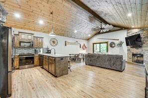 House (5 Bedrooms) | Interior