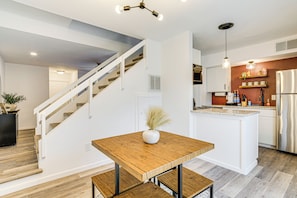 Interior - Convenient Bryan Townhome w/ Patio < 3 Mi to A&m! (Bryan)