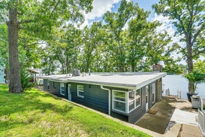 Interior - Game Room & Dock: Waterfront Osage Beach Home! (Osage Beach)
