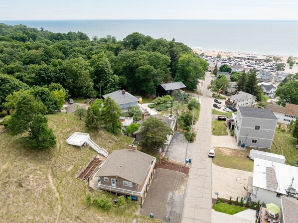 Luchtbeeld van een woongebied met huizen, een strand en een parkeerplaats.