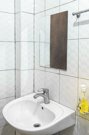 Shower, slippers, towels, soap - Durban Hotel (Dar es Salaam)