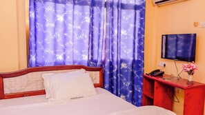 Basic Single Room | Desk, laptop workspace, soundproofing, free WiFi - Durban Hotel (Dar es Salaam)