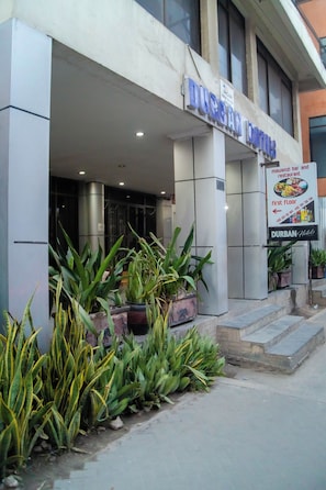 Entrada de un hotel con un cartel que dice 'Durban Hotels' y un bar restaurante 'mawenz' en la primera planta.