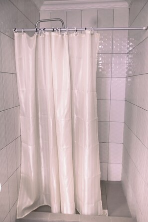 Douche, chaussons, serviettes fournies, savon