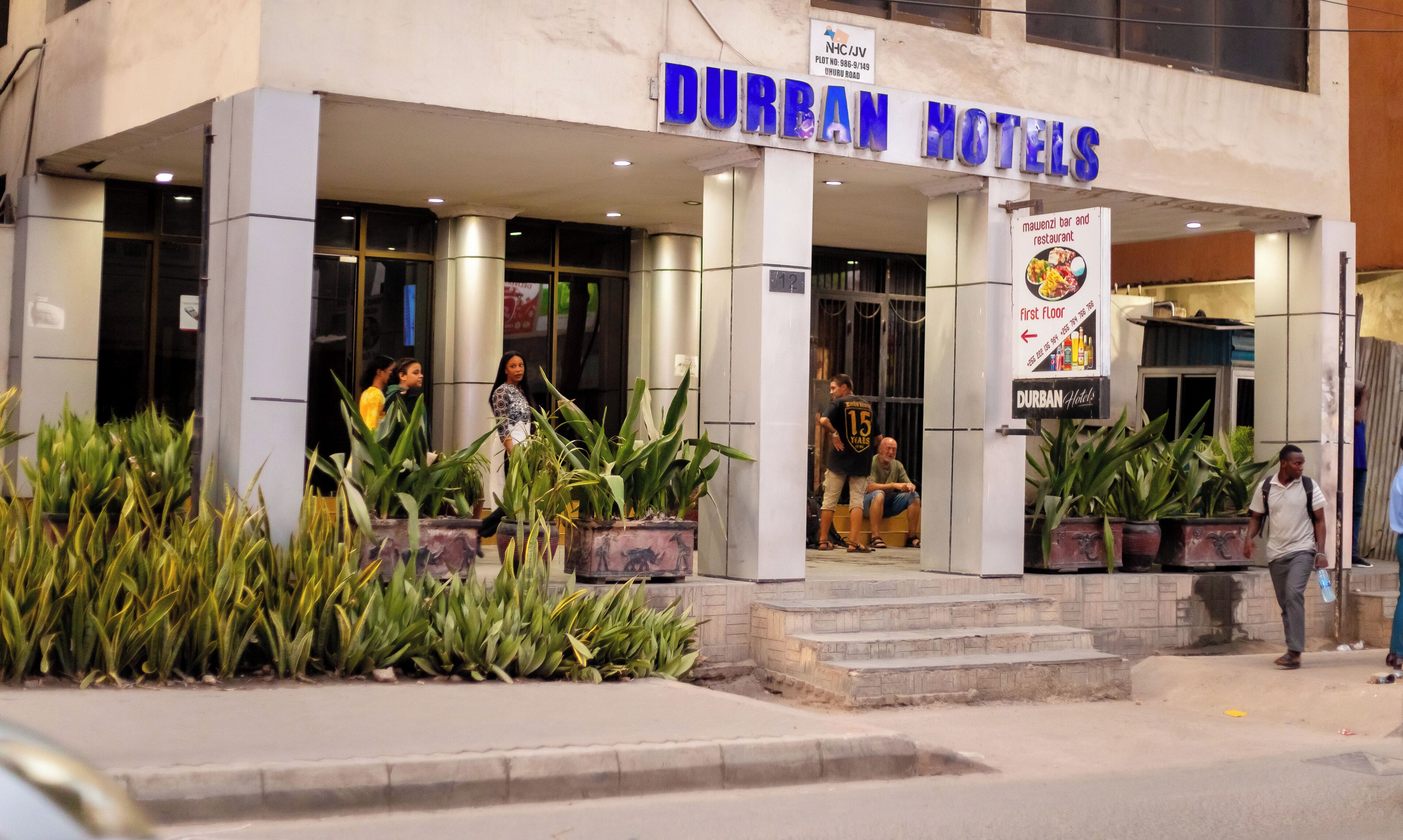 Façade d’un hôtel de Durban, avec une enseigne indiquant le bar et le restaurant « Mawenzi » au premier étage.