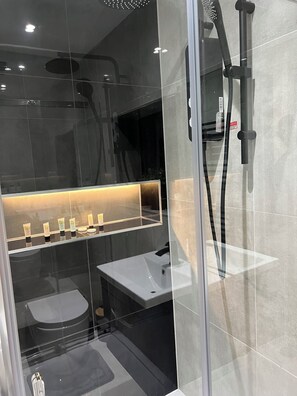 Shower, hair dryer, towels, soap - Stylish Flat in London, sleeps 4
 (Hornchurch)