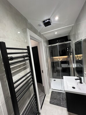 Douche, séchoir à cheveux, serviettes fournies, savon