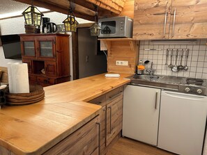 Réfrigérateur, micro-ondes, plaque de cuisson, cafetière/bouilloire