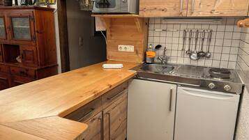 Kühlschrank, Mikrowelle, Herdplatte, Wasserkocher mit Kaffee-/Teezubehör