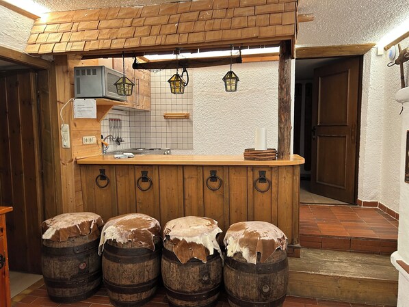 Réfrigérateur, micro-ondes, plaque de cuisson, cafetière/bouilloire