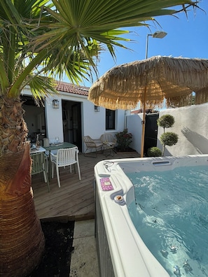 Outdoor dining - Angoulins - Charming cottage with jacuzzi (Angoulins)