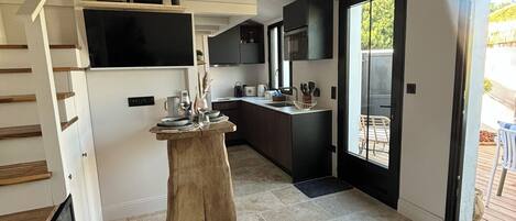 Kühlschrank, Mikrowelle, Herdplatte, Geschirrspüler