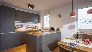 Kylskåp, ugn, spishäll och diskmaskin